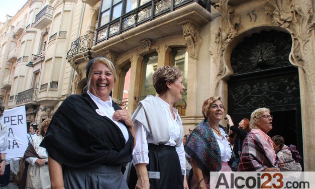 Més de 15.000 persones gaudeixen de la «I Fira Modernista d’Alcoi»