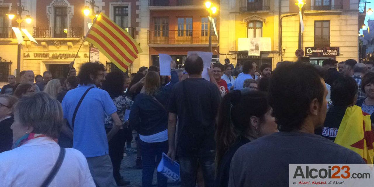 Concentración en Alcoy por la intervención de la Guardia Civil en Cataluña