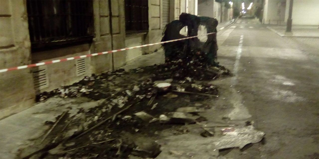 FOTOS | Nit de contenidors cremats al centre d’Alcoi