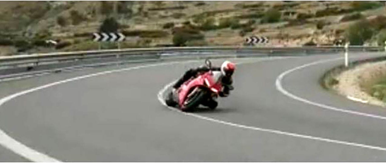 VÍDEO | La Guardia Civil investiga al conductor de una motocicleta por una presunta carrera ilegal en el Puerto de la Carrasqueta