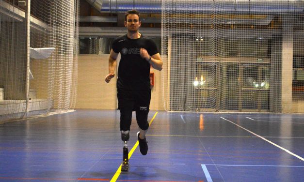 El atleta paralímpico Alejandro Marín fabrica su propia prótesis en el Campus de Alcoy de la UPV