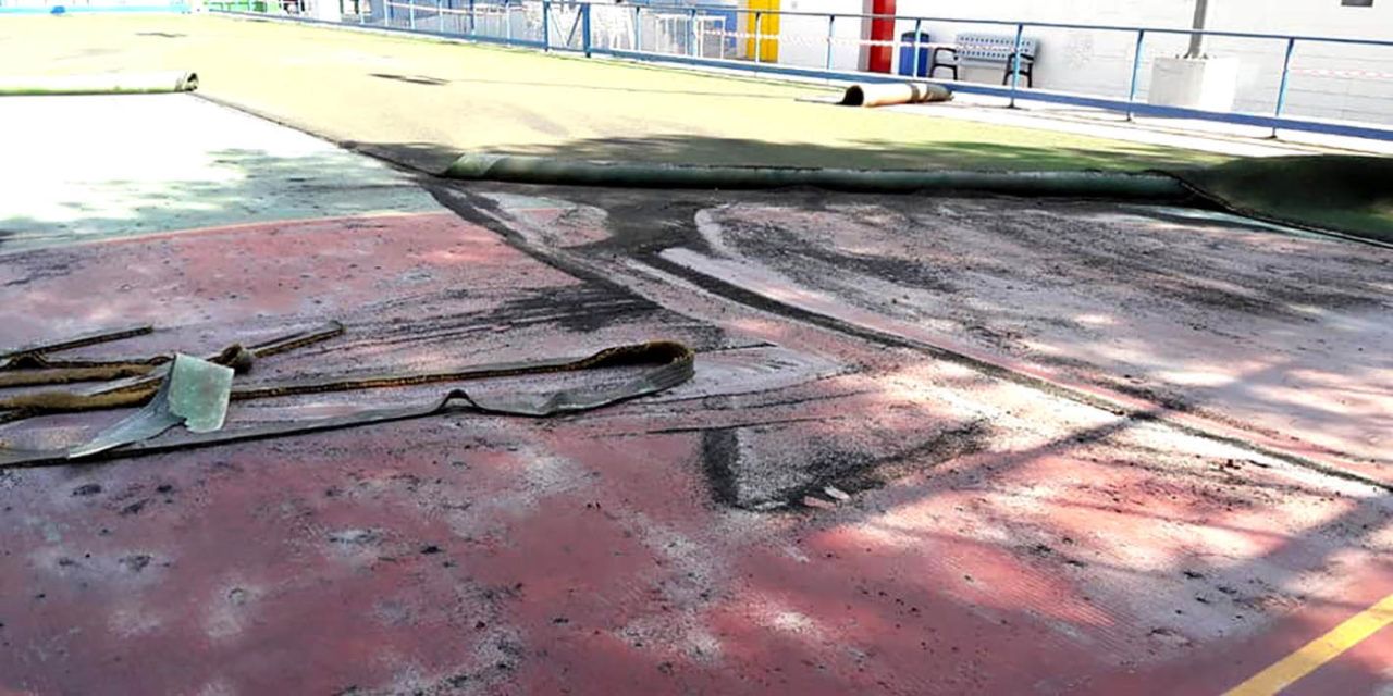 Nou paviment per a la pista de futbol de Caramanxell