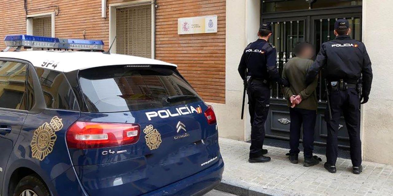 SUCESOS | Un detenido por robar a una persona mientras sacaba dinero en un cajero de Alcoi