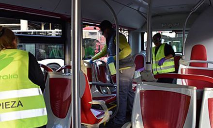 Alcoi desinfecta els autobusos urbans com a mesura de prevenció davant el Coronavirus