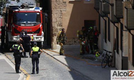 FOTOS Y VÍDEO | Un incendio en el barranco del Molinar afecta a un grupo de viviendas en Sant Miquel