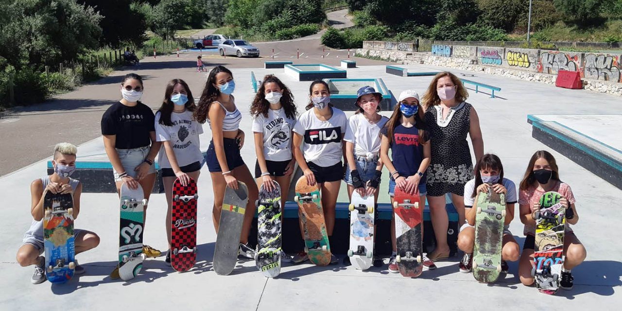 Organitzen un nou taller d’iniciació al Skateboarding per a xiquetes