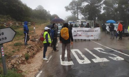 La pluja no impedeix que la reivindicació antimilitarista torne a Aitana