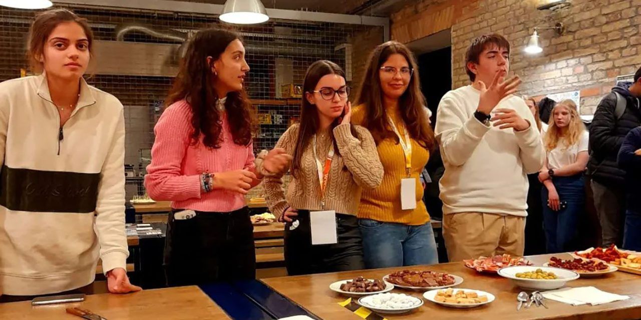 Alumnado del Colegio Esclavas aprendre sobre la diversidad de Europa junto a estudiantes de Hungría, Italia, Portugal, Croacia y Letonia