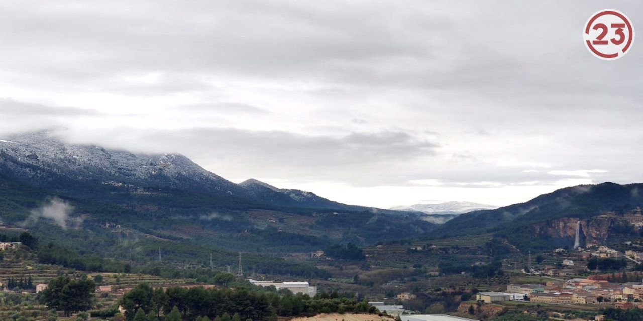 Alcoi amaneix amb les seues muntanyes més altes nevades